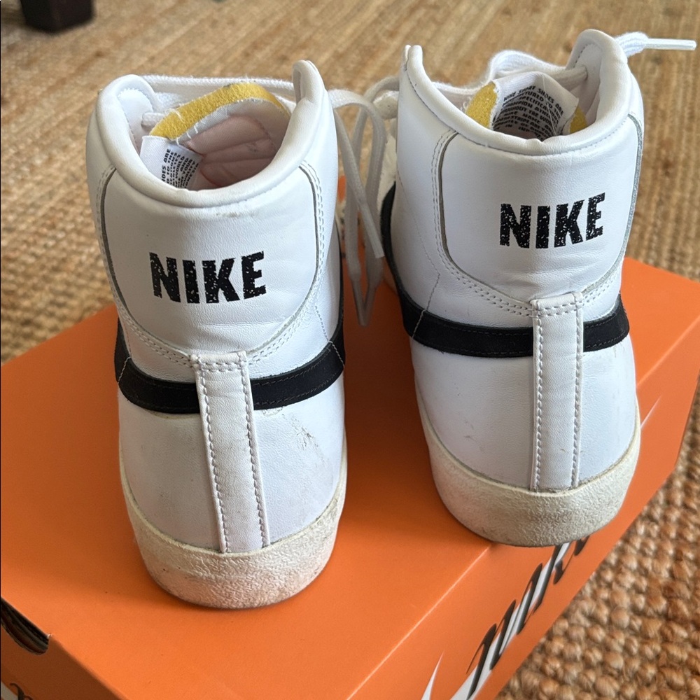 Nike White and Black Blazer Mid ‘77 Vintage - Picture 4 of 7